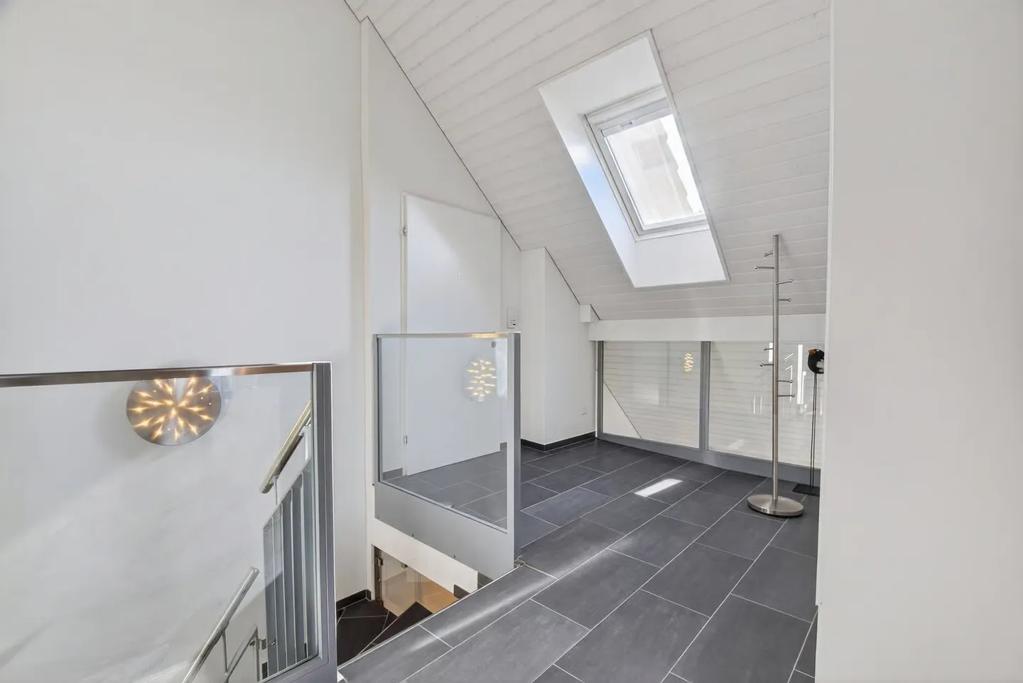RESERVIERT Moderne 5.5-Zimmer-Maisonette-Wohnung mit unverbaubarer Sicht - Photo 8 sur 13