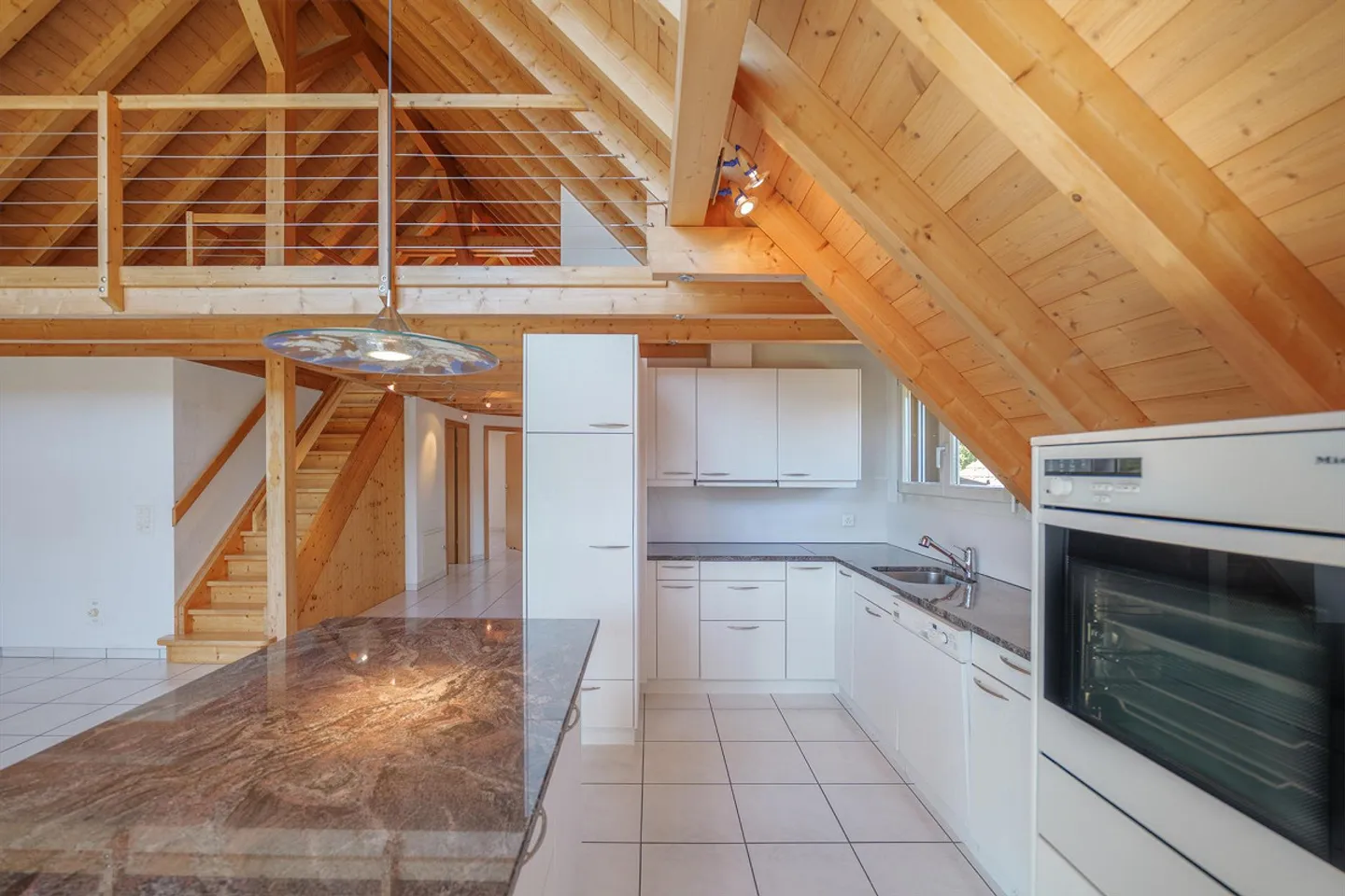 Geräumige Maisonette mit Galerie - Foto 3 von 21