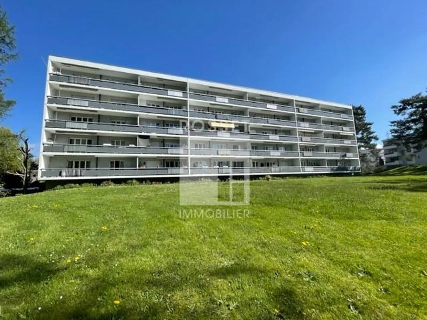 Diese 5-Zimmer-Wohnung im 5. Stock wurde gerade komplett renoviert - Foto 2 von 2