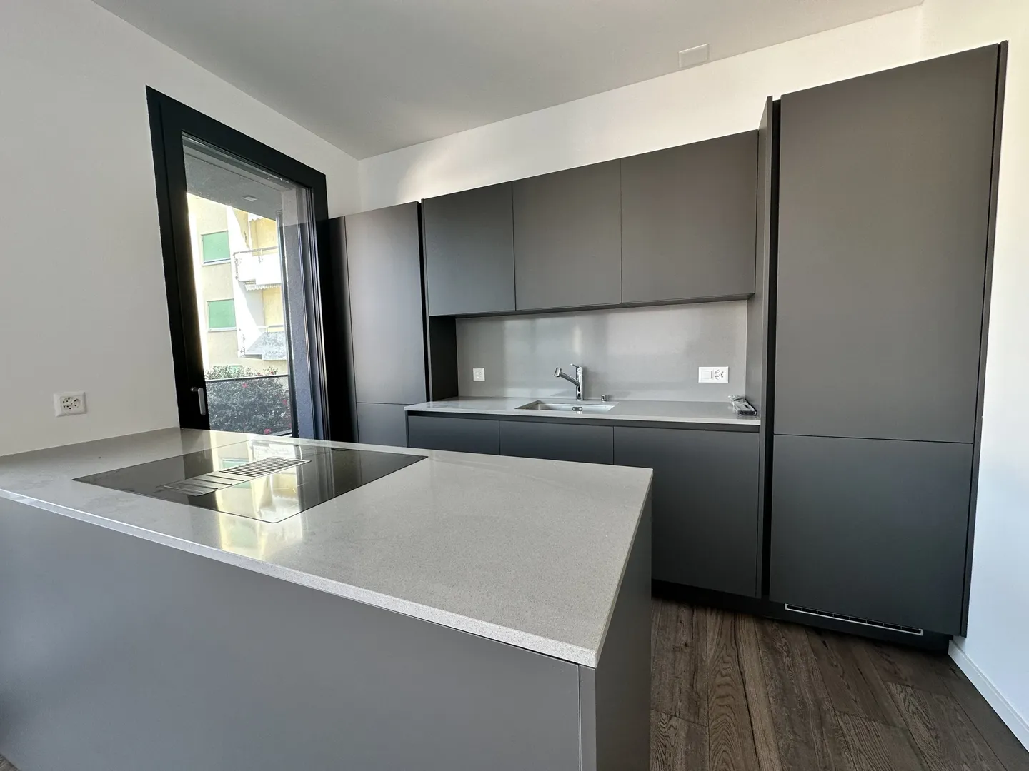 SPACIOUS AND MODERN 2.5 ROOMS WITH LARGE TERRACE IN CANOBBIO - Photo 4 of 10