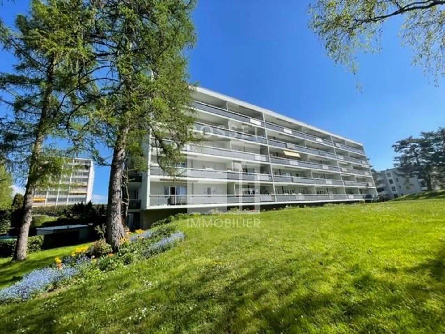 Diese 5-Zimmer-Wohnung im 5. Stock wurde gerade komplett renoviert - Foto 1 von 2