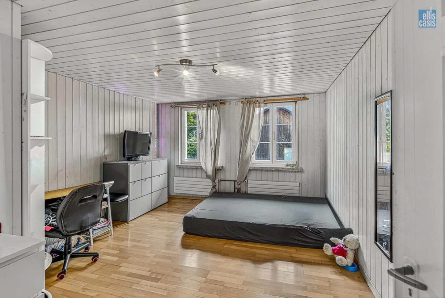 Well-maintained multi-family house with underground garage in the village center! - Photo 12 of 36