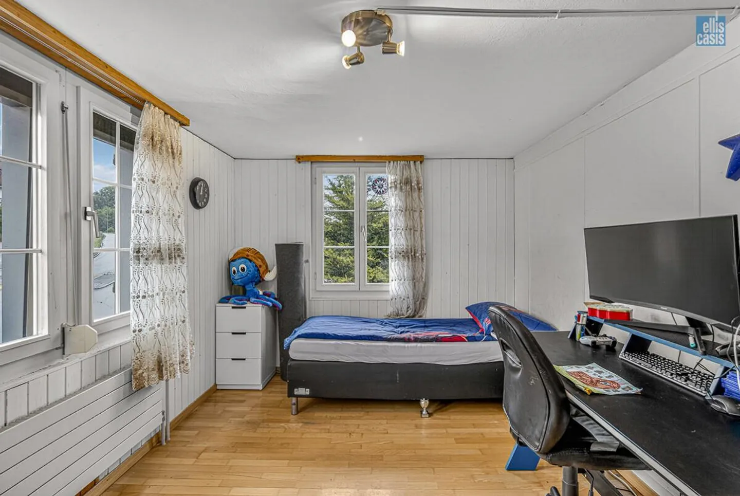 Well-maintained multi-family house with underground garage in the village center! - Photo 15 of 36