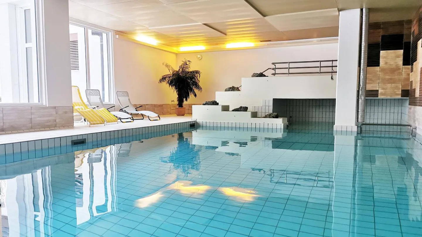 3.5-Room Maisonette Apartment in the Center with Indoor Pool and Sauna - Photo 6 of 8