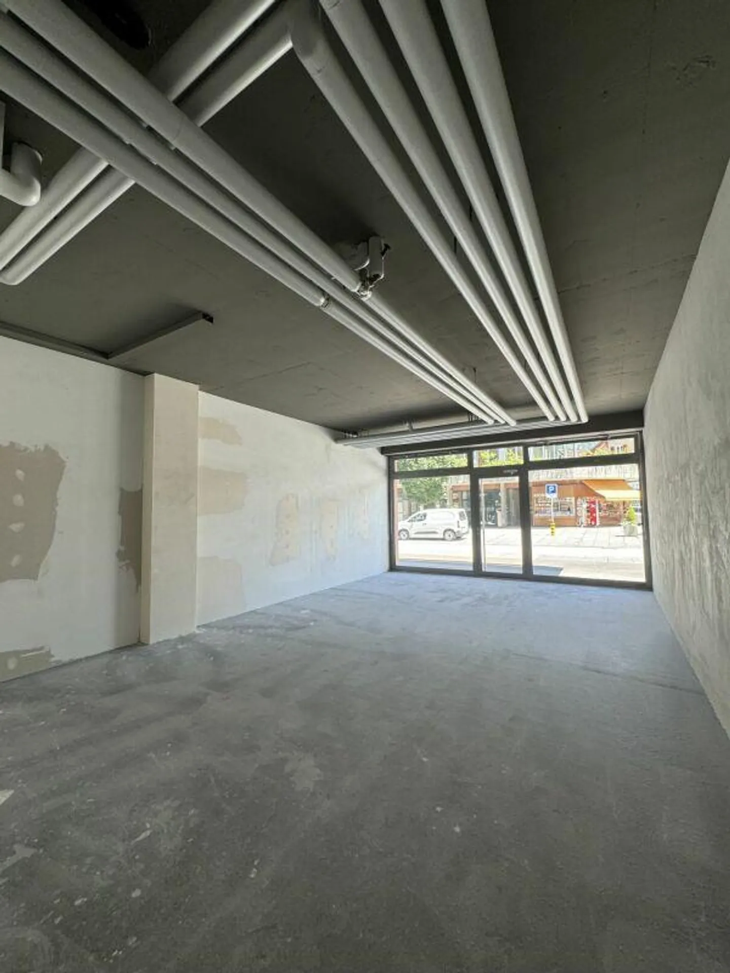 Espace commercial situé au centre - idéal pour vos idées! - Photo 2 sur 5
