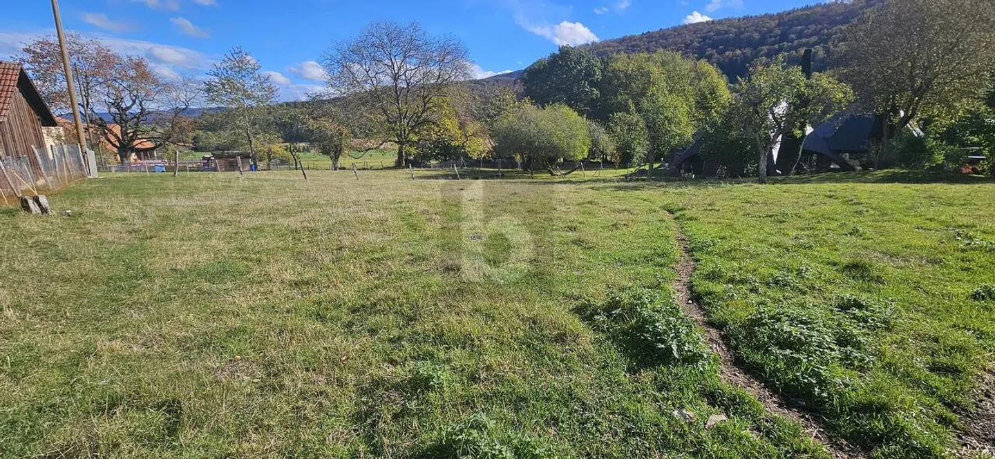 GREAT POTENTIAL ON A 2400 M² PLOT - Photo 1 of 6