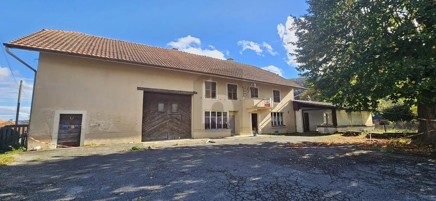 GREAT POTENTIAL ON A 2400 M² PLOT - Photo 2 of 6