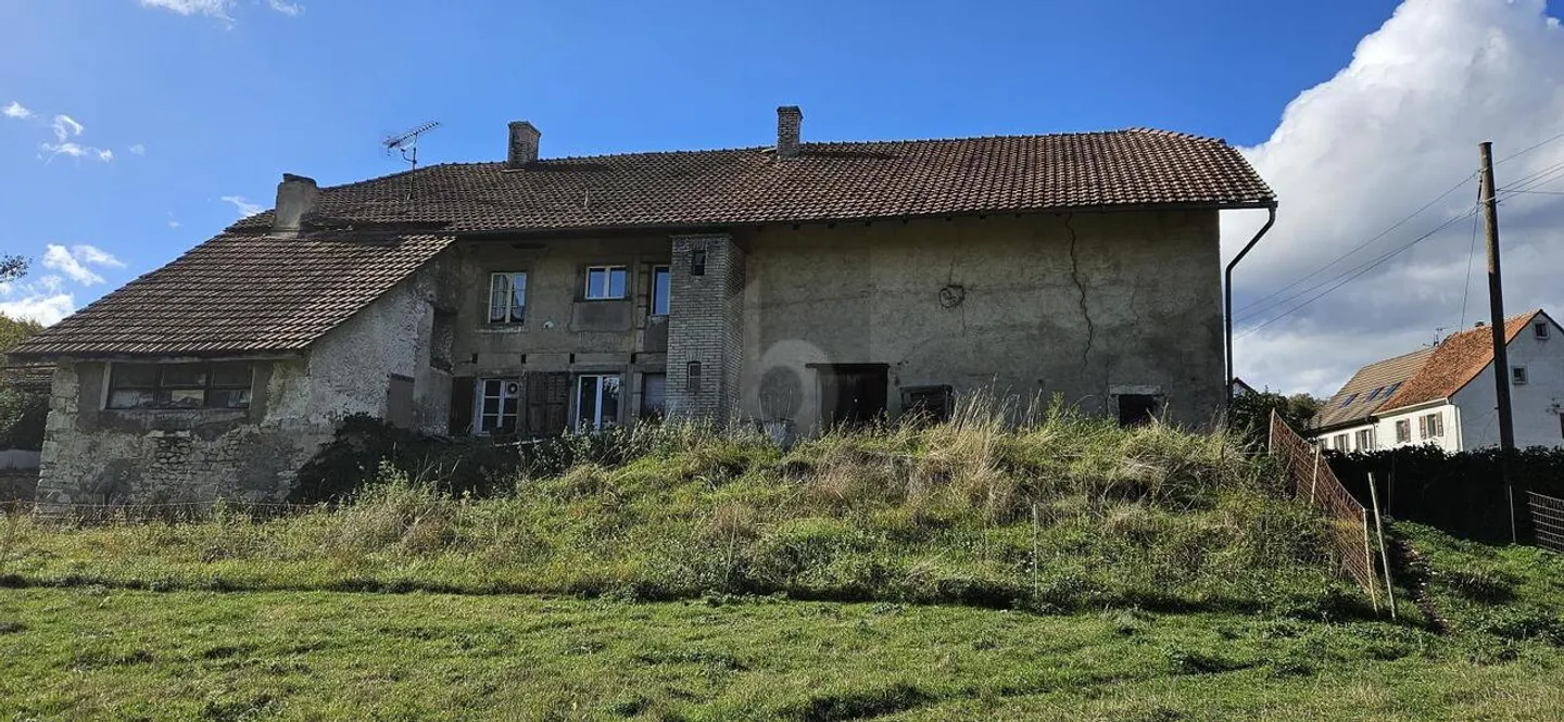 GREAT POTENTIAL ON A 2400 M² PLOT - Photo 3 of 6