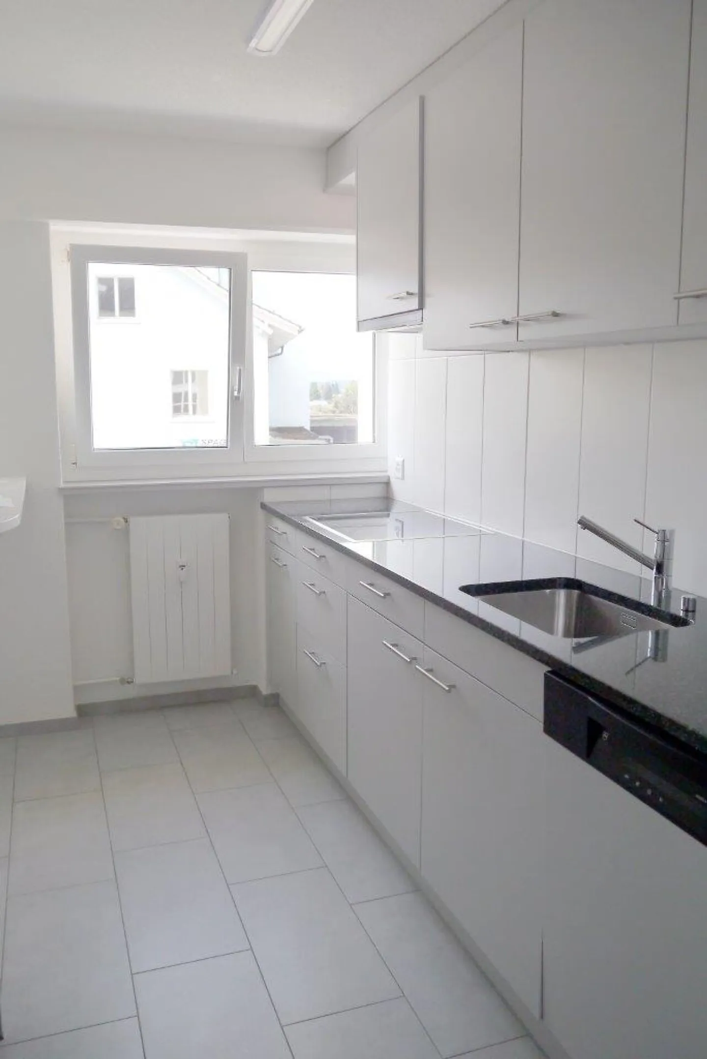 Garden apartment near the train station seeks new tenant - Photo 2 of 8