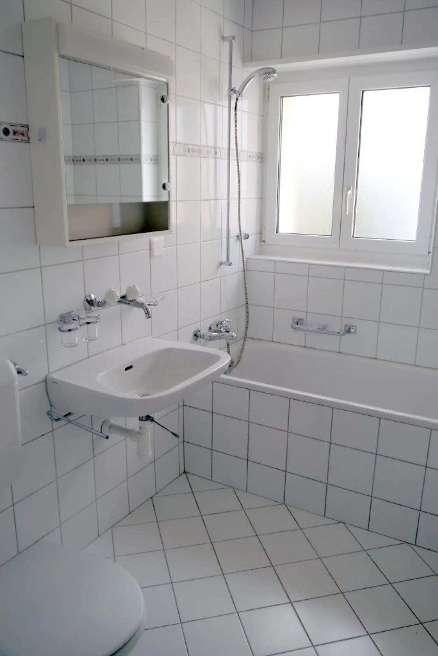 Garden apartment near the train station seeks new tenant - Photo 3 of 8