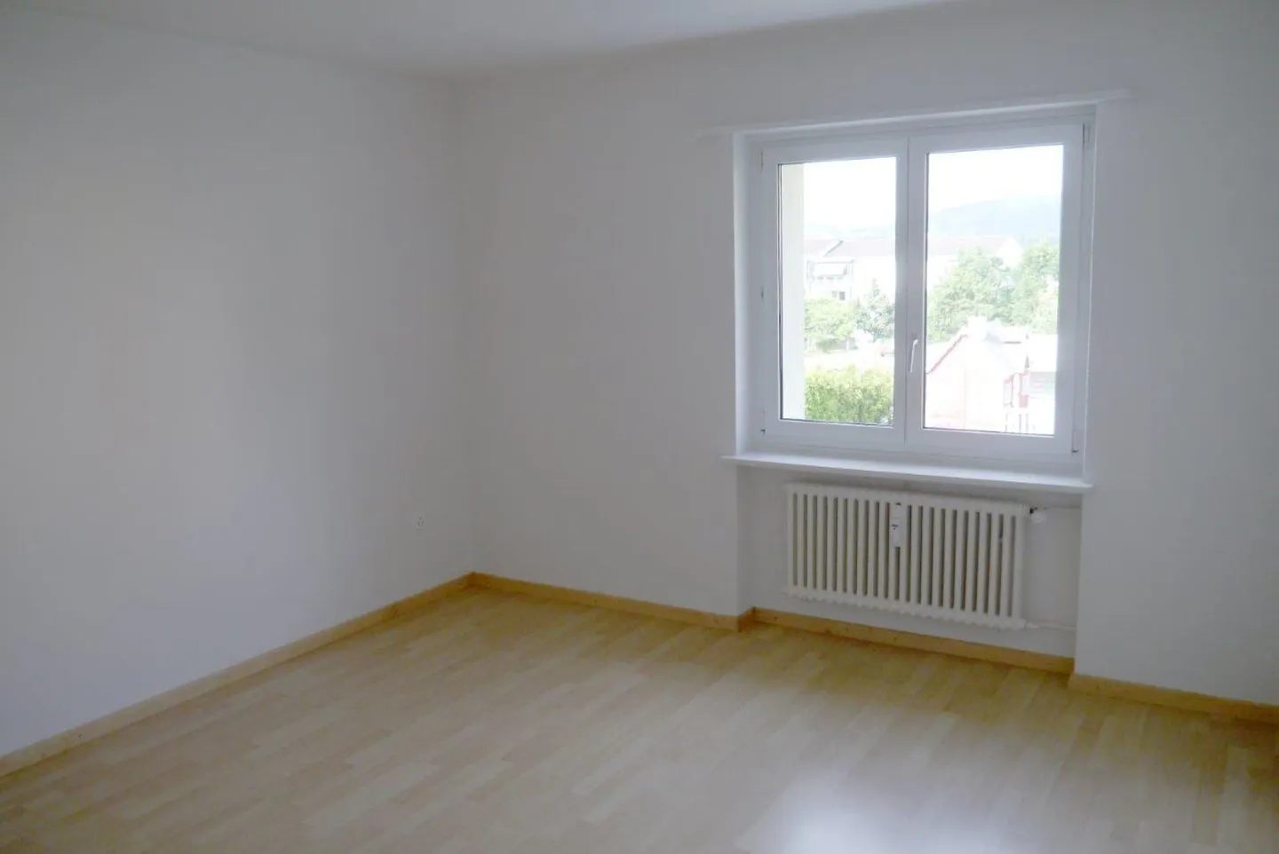 Garden apartment near the train station seeks new tenant - Photo 7 of 8