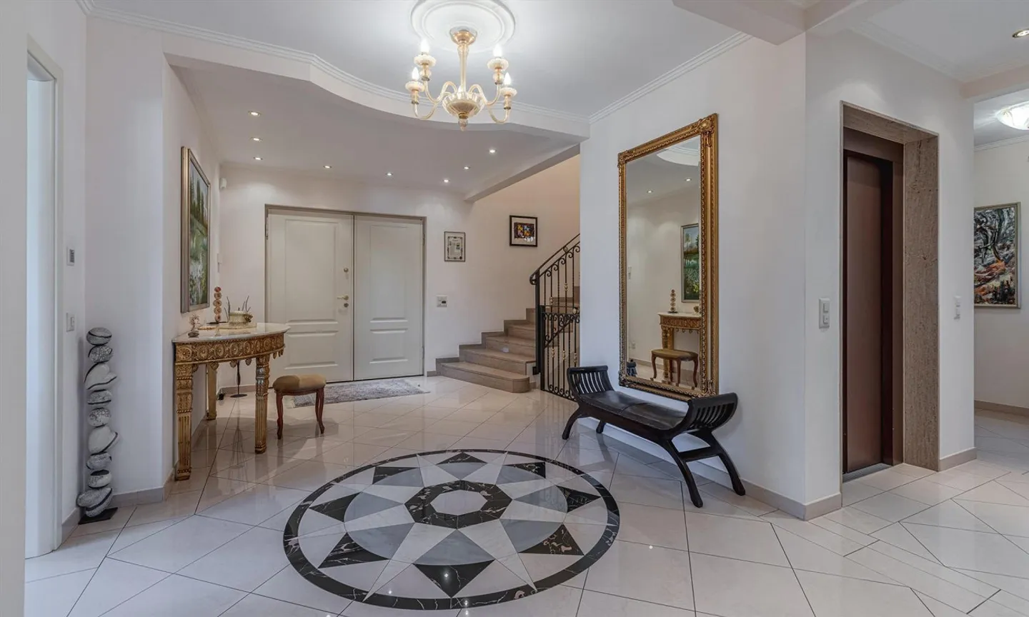 Exklusives 8-Zimmer-Villa mit Pool und Dependence in Manno - Foto 2 von 9