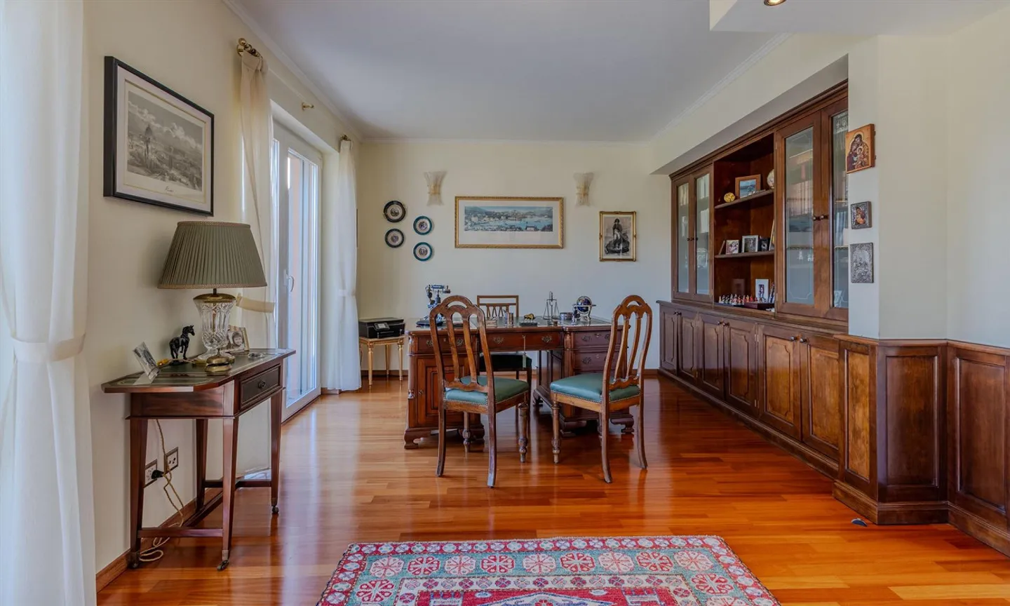 Exklusives 8-Zimmer-Villa mit Pool und Dependence in Manno - Foto 3 von 9