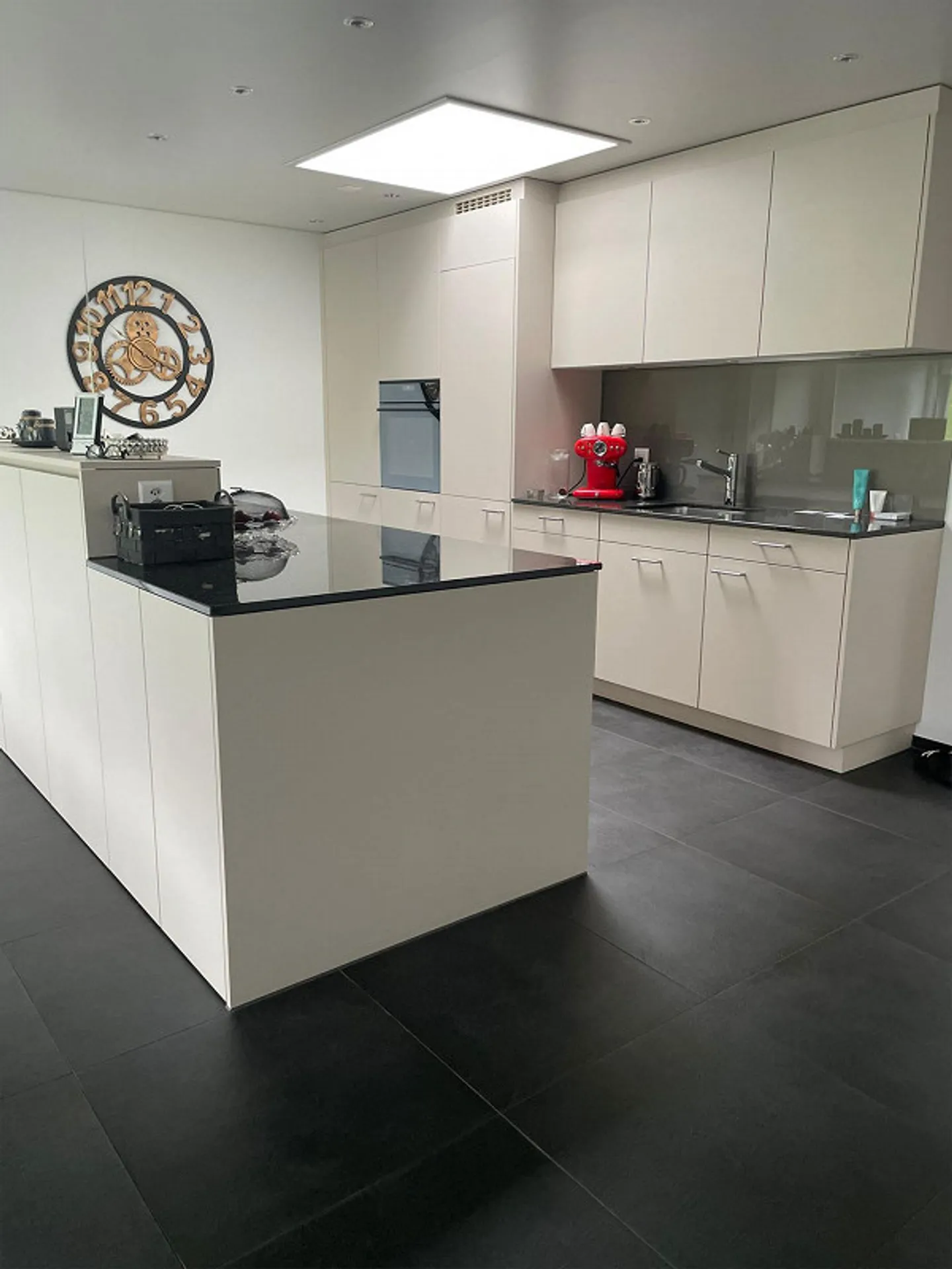 5.5-Room Apartment - Modern, Spacious and Bright - Photo 2 of 13