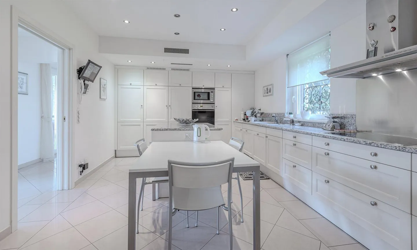 Exklusives 8-Zimmer-Villa mit Pool und Dependence in Manno - Foto 4 von 9