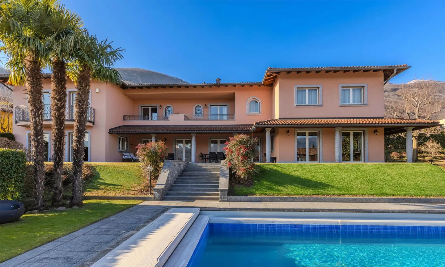 Exklusives 8-Zimmer-Villa mit Pool und Dependence in Manno - Foto 1 von 9