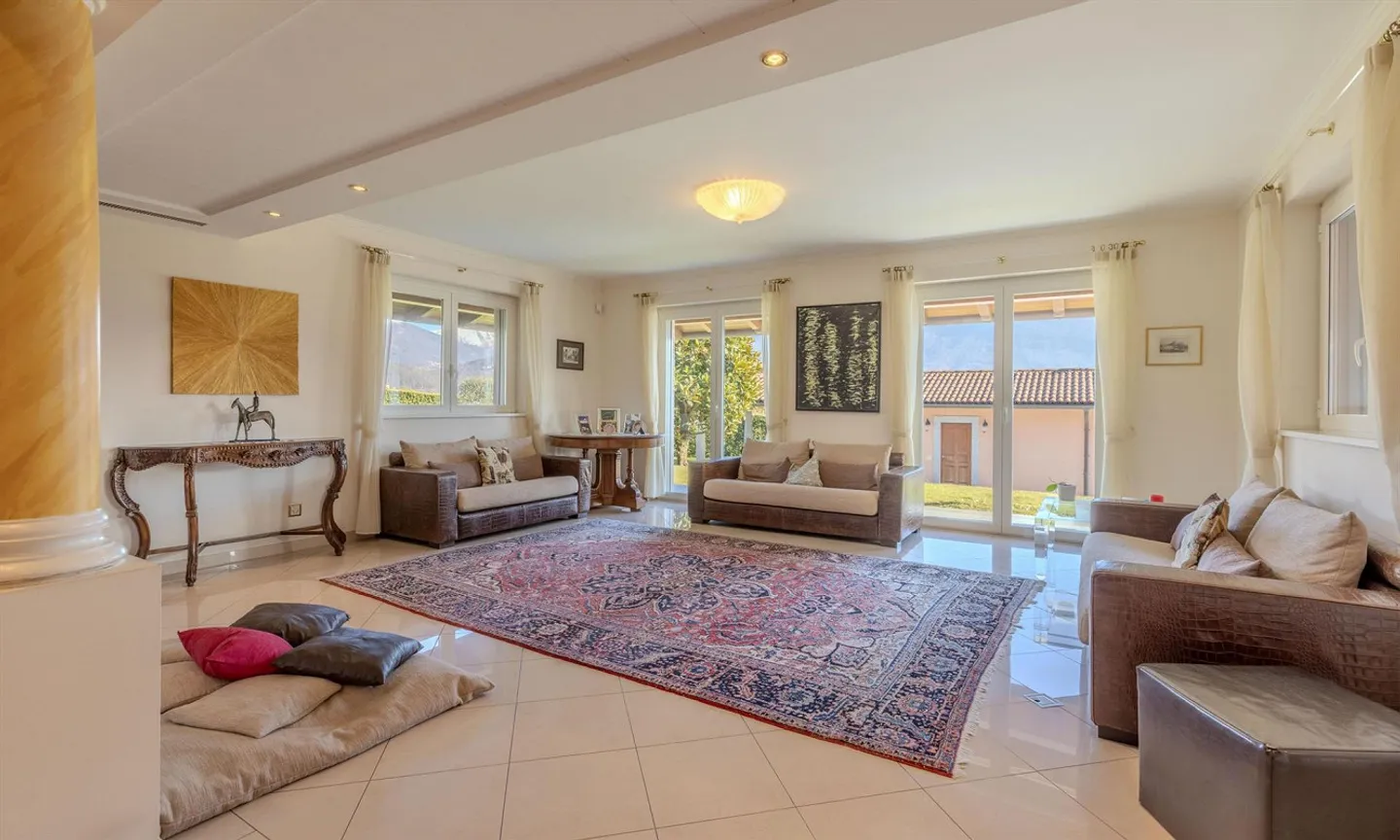 Exklusives 8-Zimmer-Villa mit Pool und Dependence in Manno - Foto 5 von 9