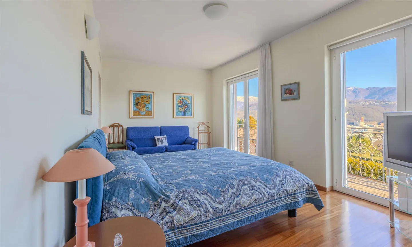 Exklusives 8-Zimmer-Villa mit Pool und Dependence in Manno - Foto 6 von 9