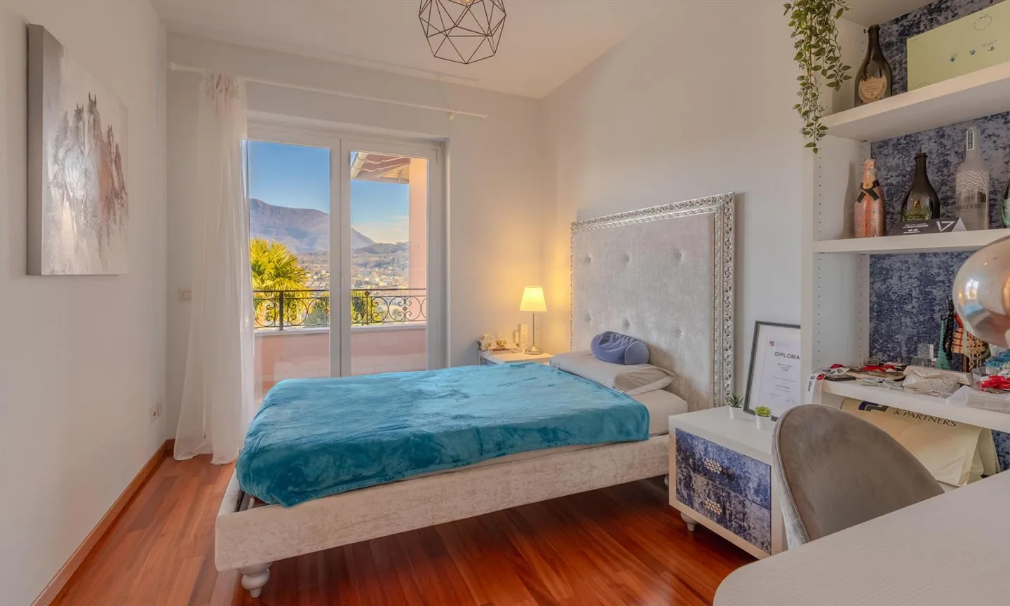 Exklusives 8-Zimmer-Villa mit Pool und Dependence in Manno - Foto 7 von 9