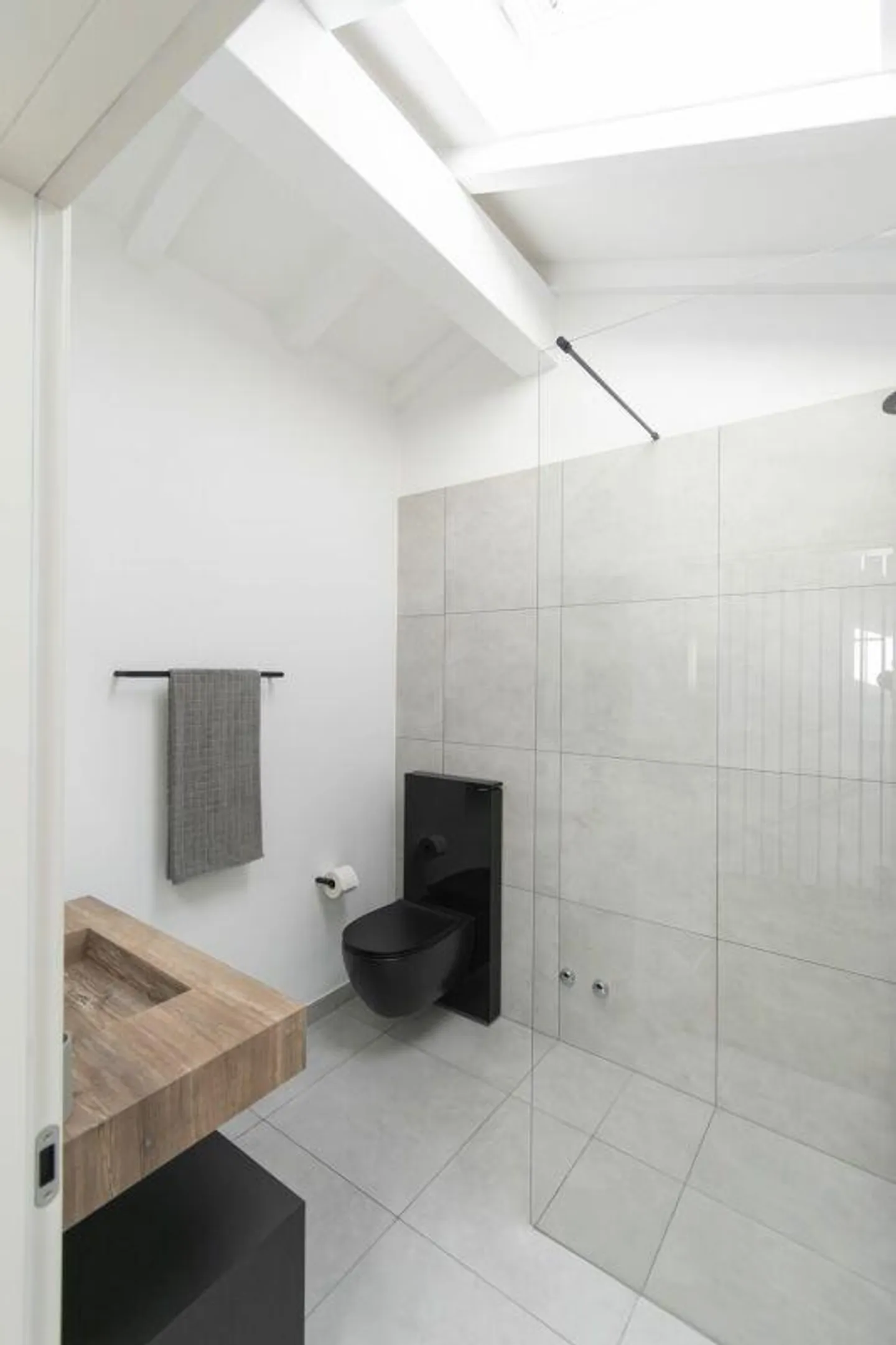 Elegant, light-flooded maisonette with fireplace in Ascona - Photo 7 of 14