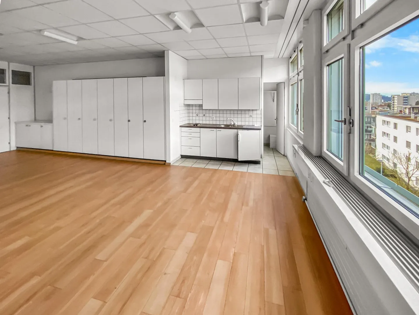 Bureau de 55m2 avec cuisine et douche - près du Tägipark Wettingen - Photo 2 sur 5