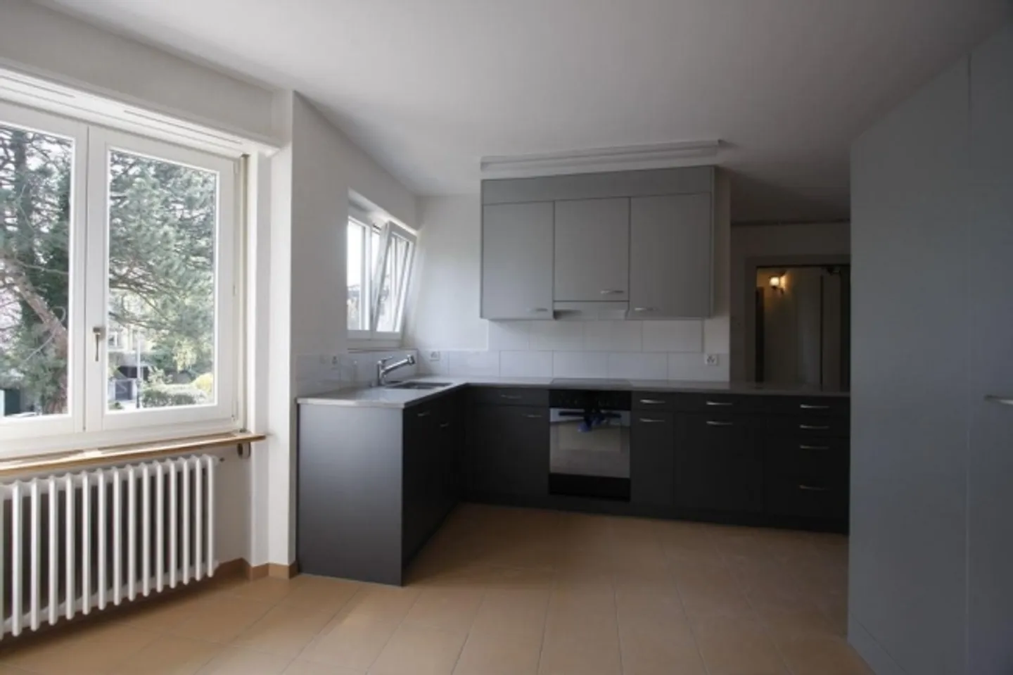 Ampio appartamento di 4,5 stanze in affitto - Foto 2 di 8