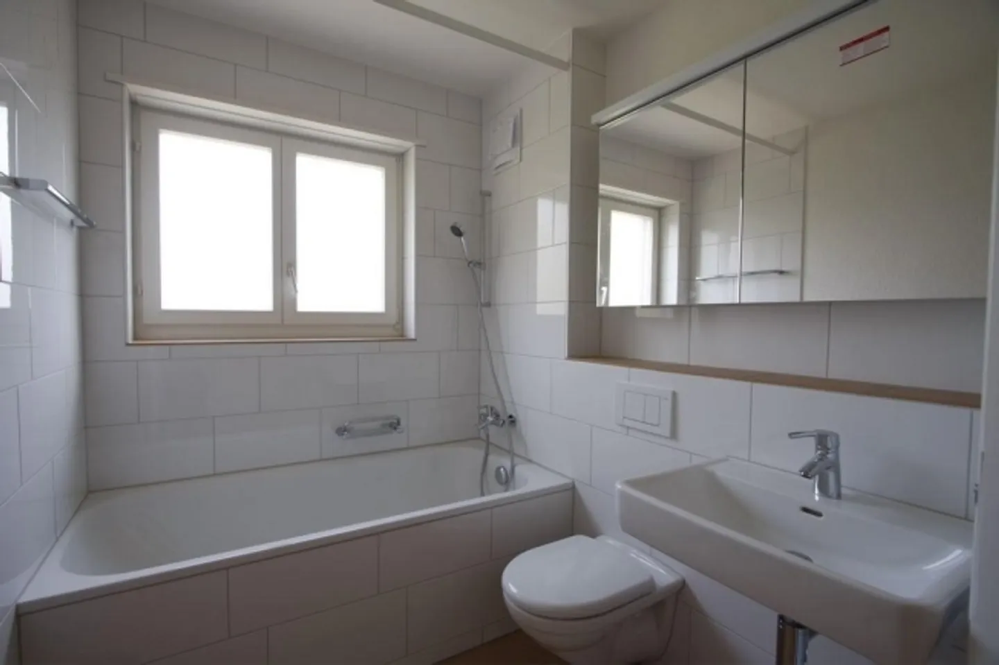 Ampio appartamento di 4,5 stanze in affitto - Foto 3 di 8