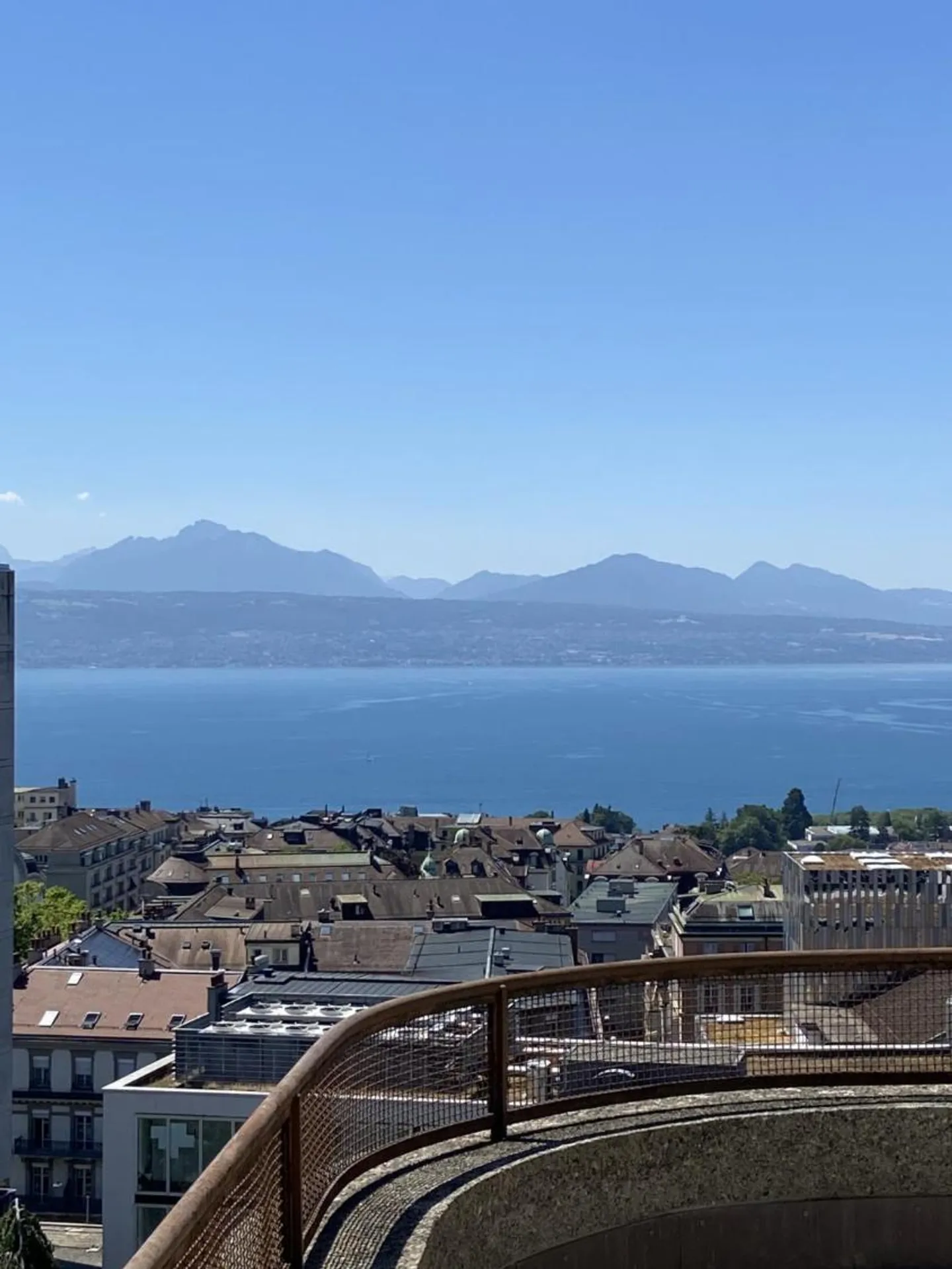 Appartement rénové avec terrasse - Photo 1 sur 13