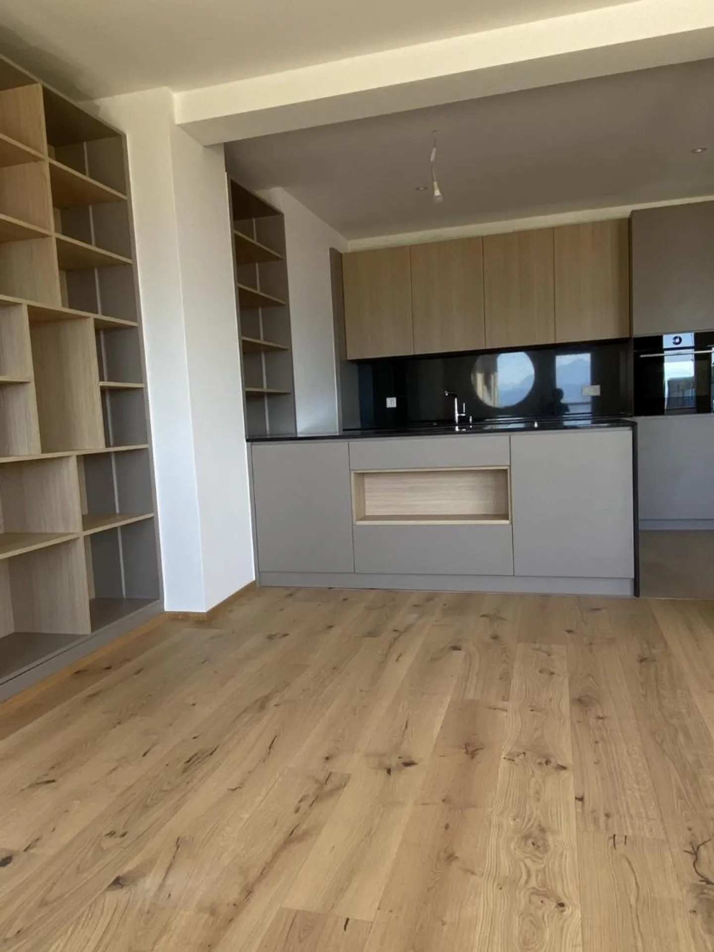 Appartement rénové avec terrasse - Photo 3 sur 13
