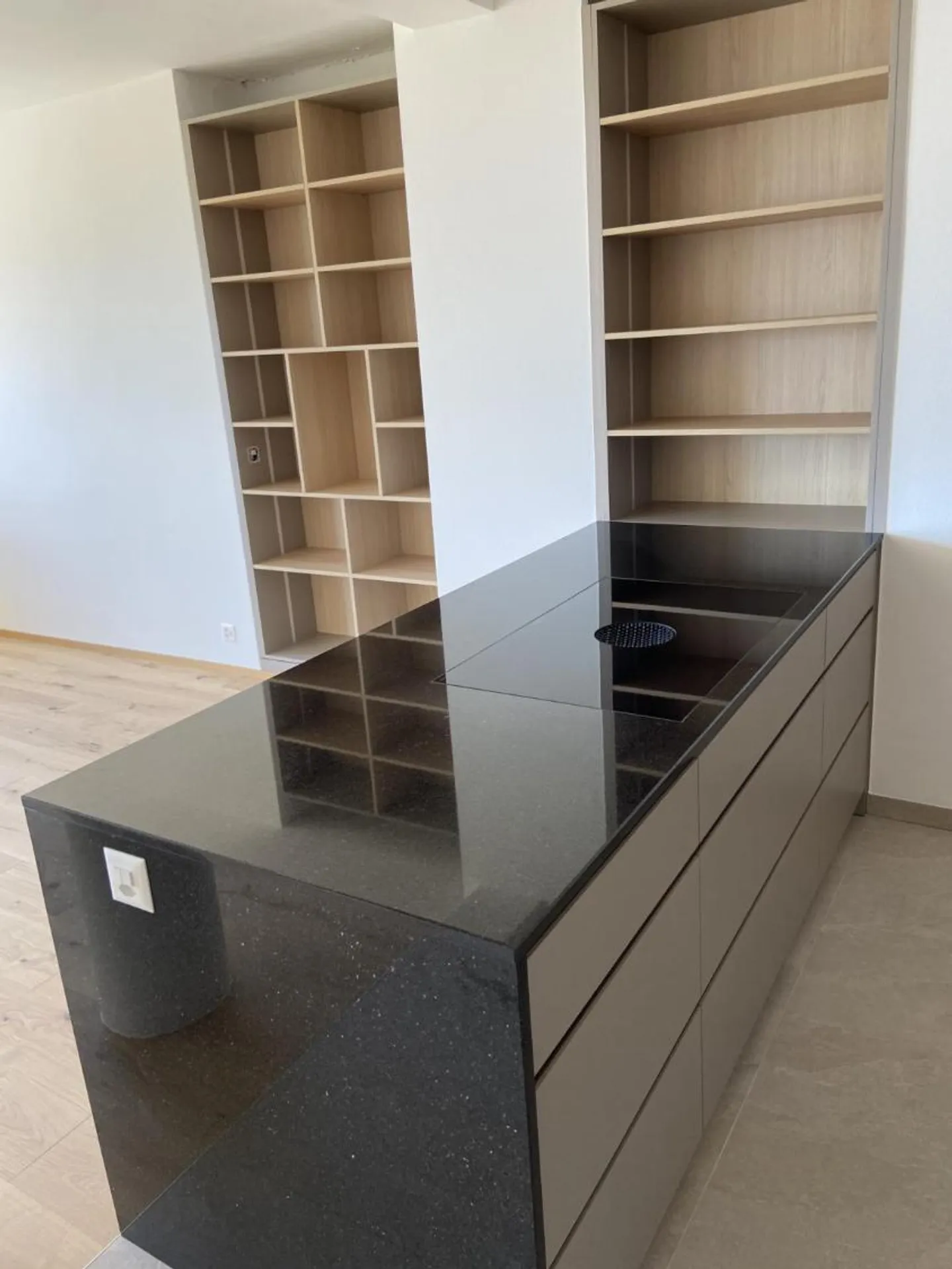 Appartement rénové avec terrasse - Photo 4 sur 13
