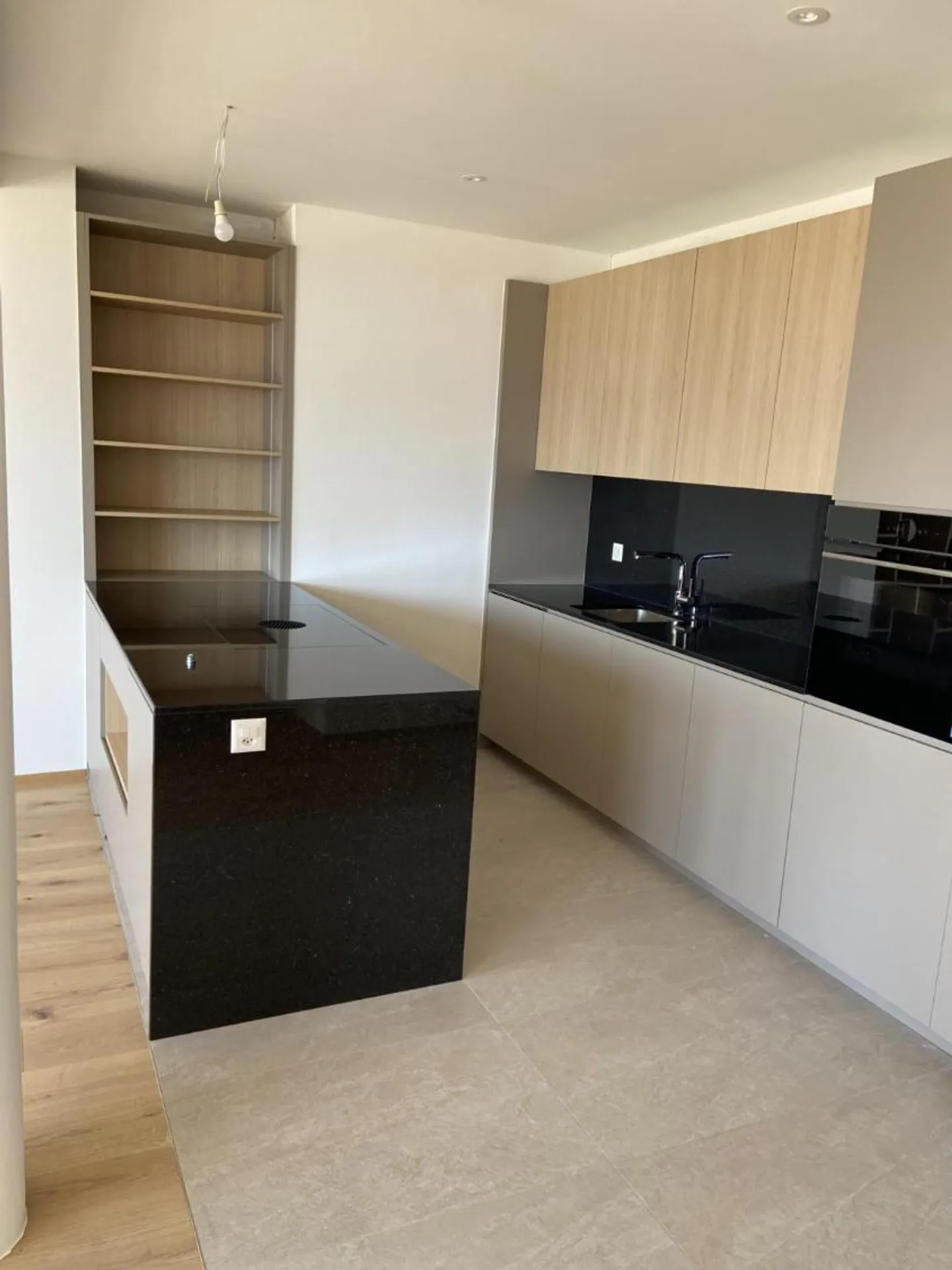 Appartement rénové avec terrasse - Photo 5 sur 13