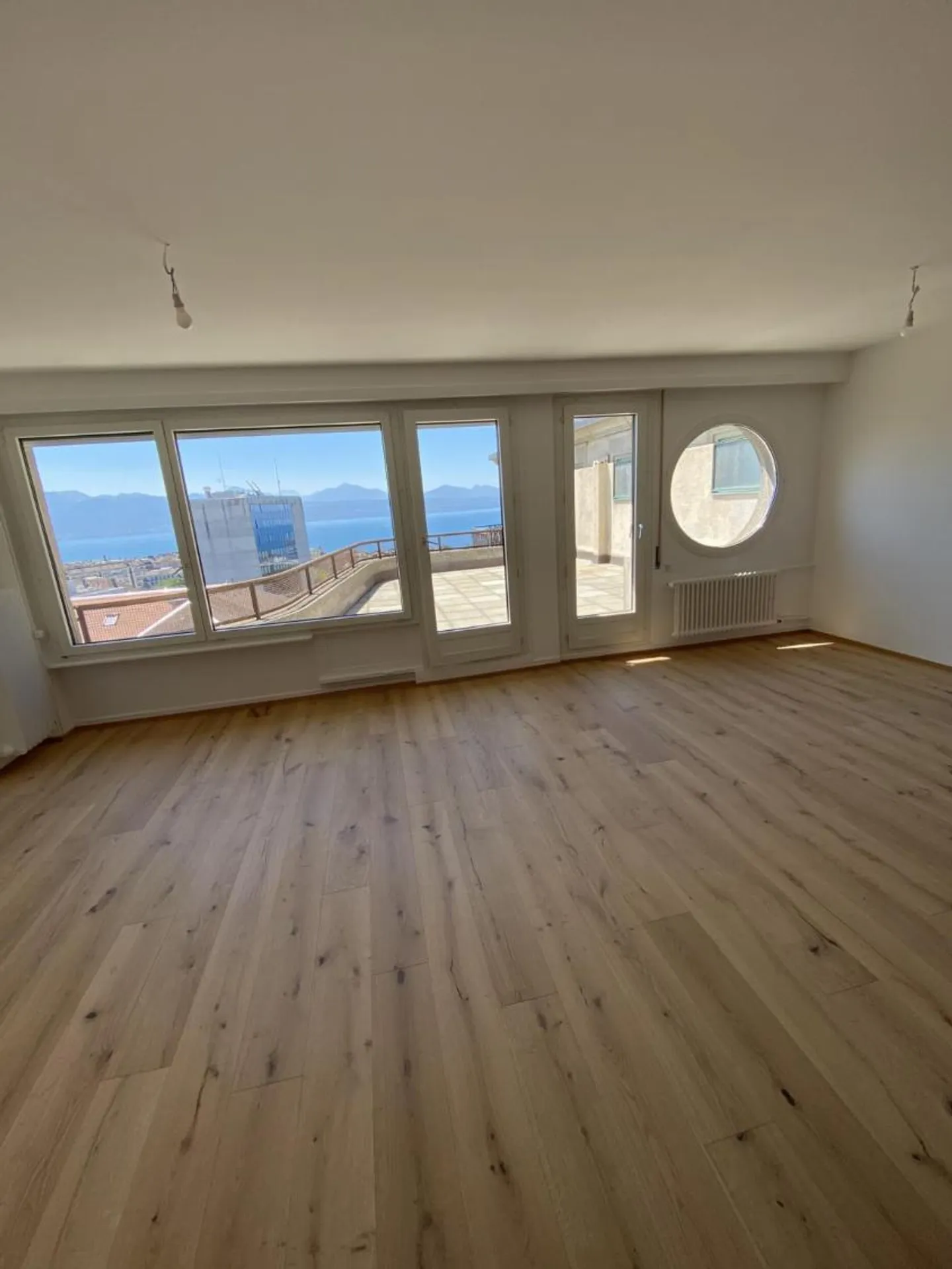 Appartement rénové avec terrasse - Photo 6 sur 13