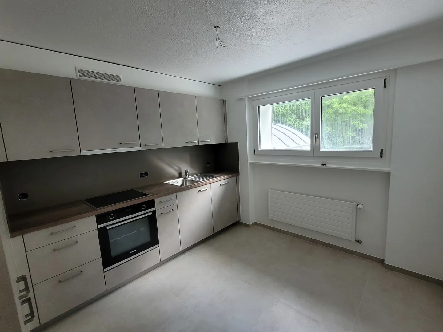 Appartement rénové de 3 pièces avec balcon - Photo 2 sur 11