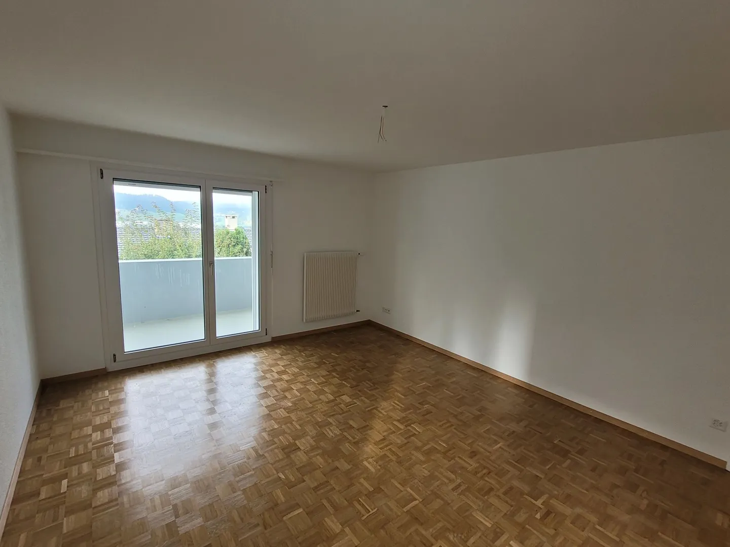 Appartement rénové de 3 pièces avec balcon - Photo 4 sur 11