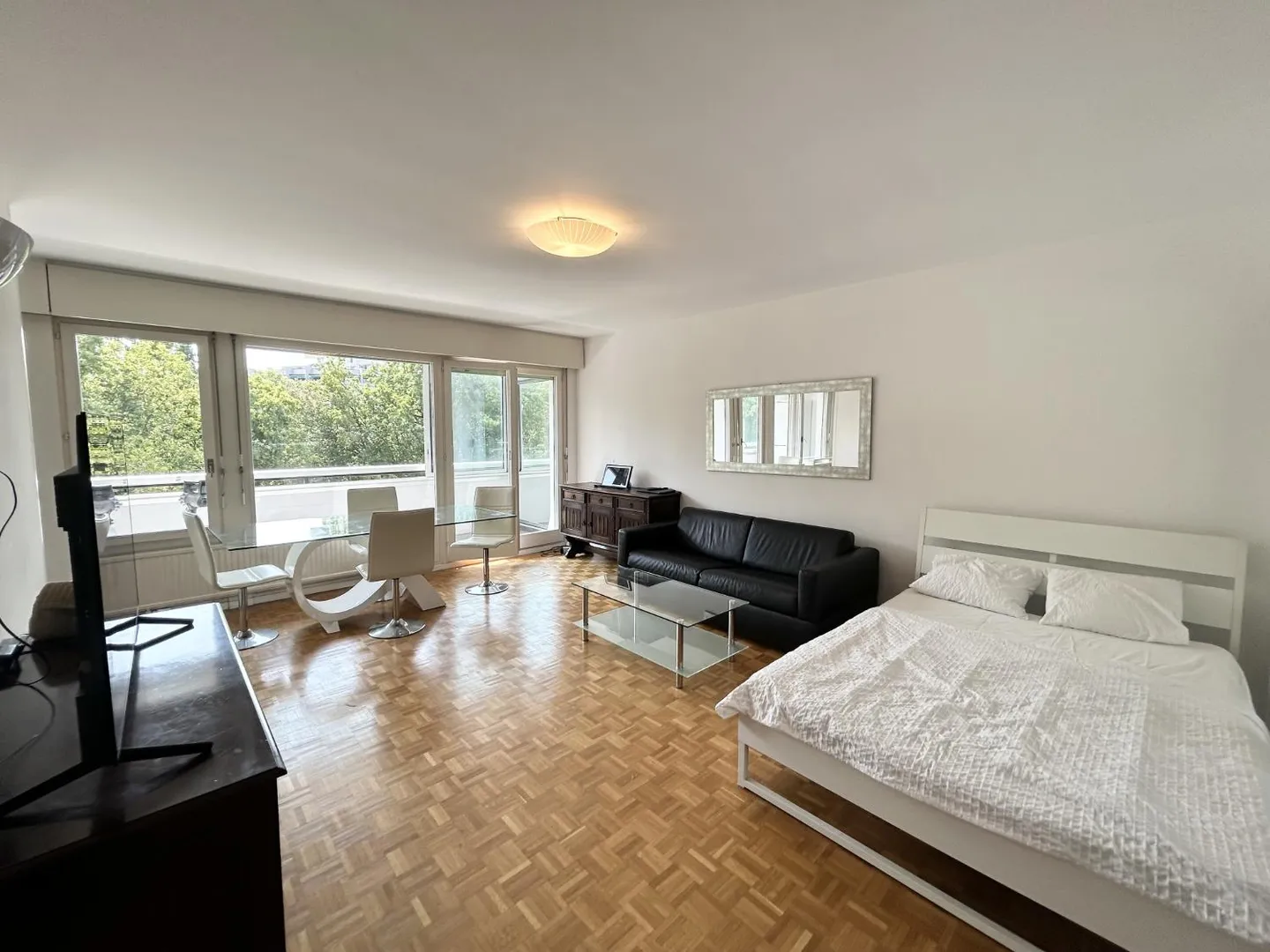 Grand studio (2 pièces) meublé avec loggia et accès à un parc magnifié - Photo 2 sur 7