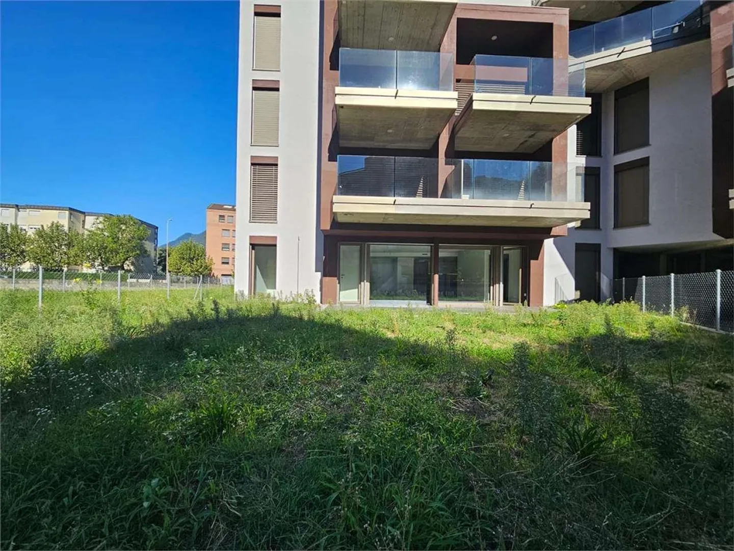 Appartement récent de 4.5 pièces avec jardin à Giubiasco - Photo 3 sur 13