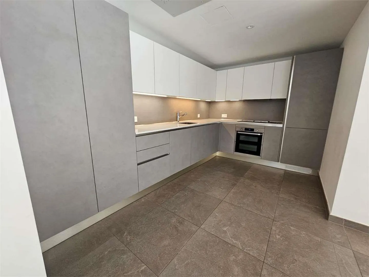 Appartement récent de 4.5 pièces avec jardin à Giubiasco - Photo 8 sur 13