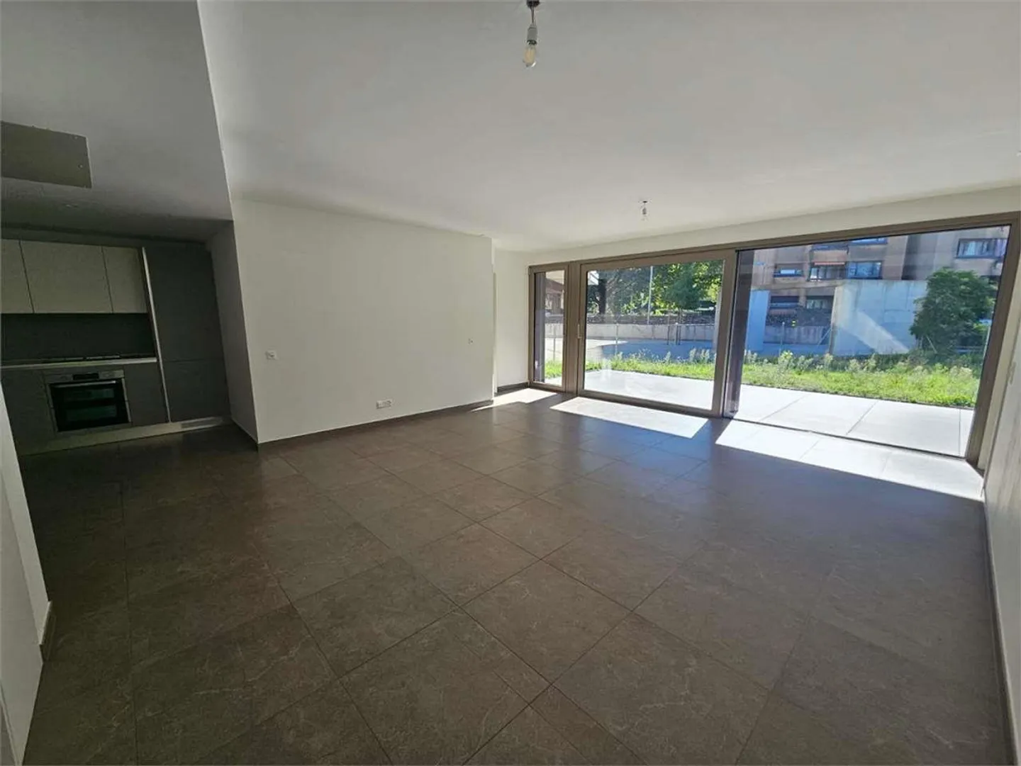Appartement récent de 4.5 pièces avec jardin à Giubiasco - Photo 9 sur 13