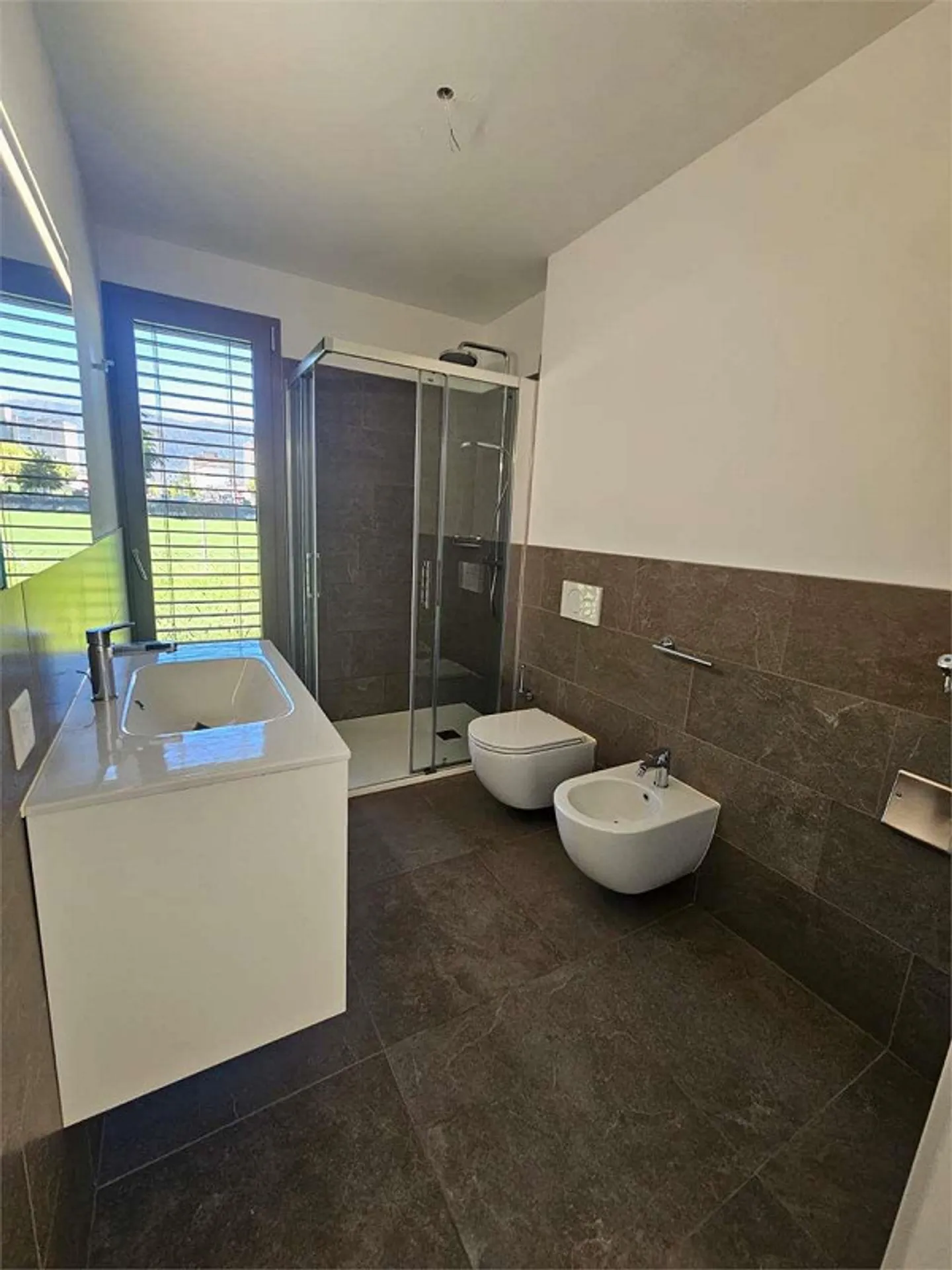 Appartement récent de 4.5 pièces avec jardin à Giubiasco - Photo 10 sur 13