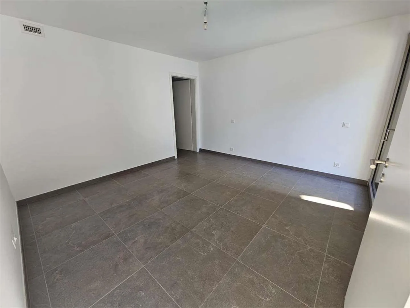 Appartement récent de 4.5 pièces avec jardin à Giubiasco - Photo 12 sur 13