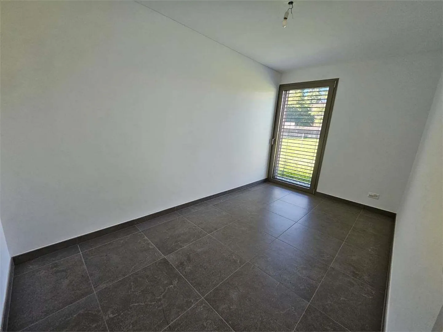 Appartement récent de 4.5 pièces avec jardin à Giubiasco - Photo 13 sur 13