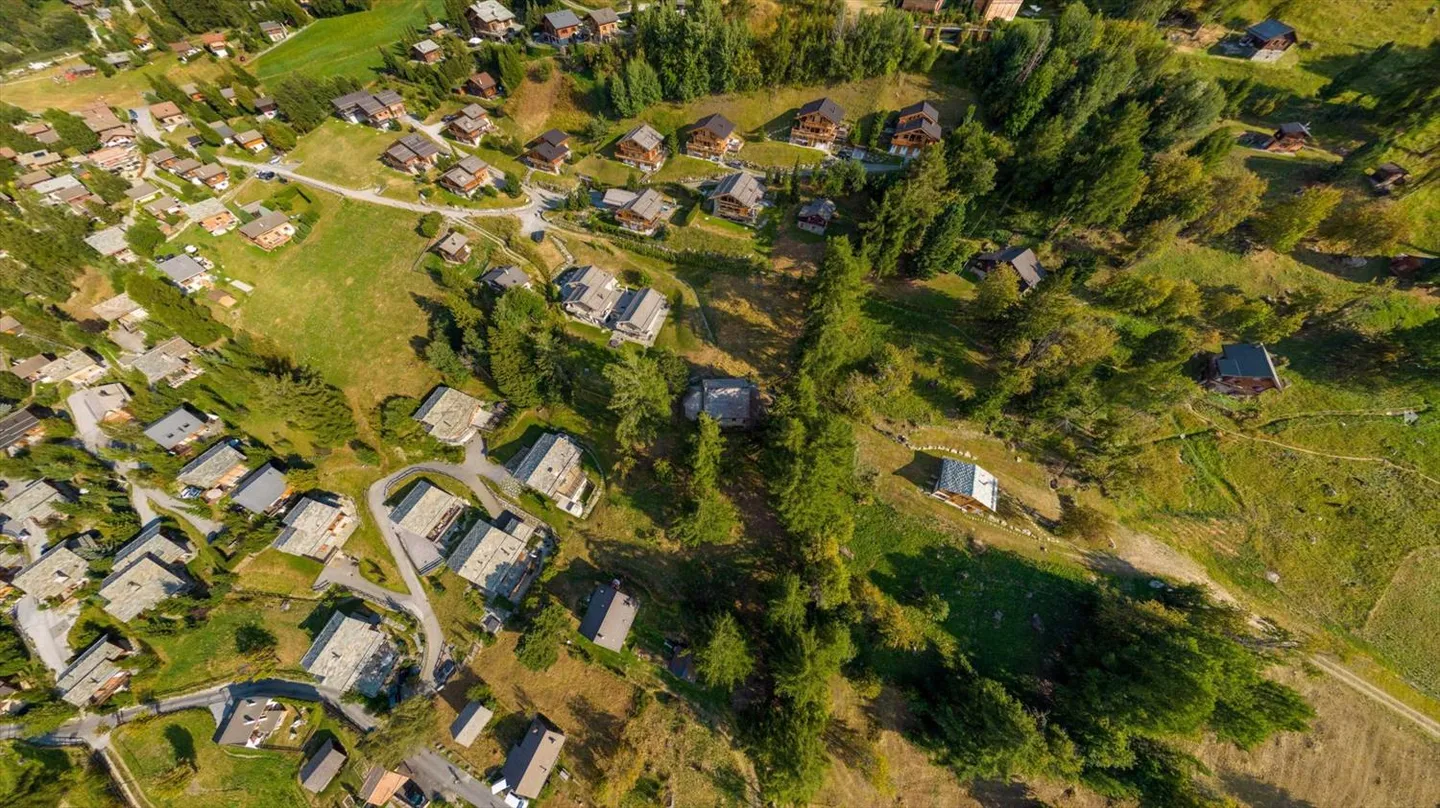 Magnifico terreno con vista mozzafiato, possibilità di costruire una casa residenziale - Foto 1 di 3