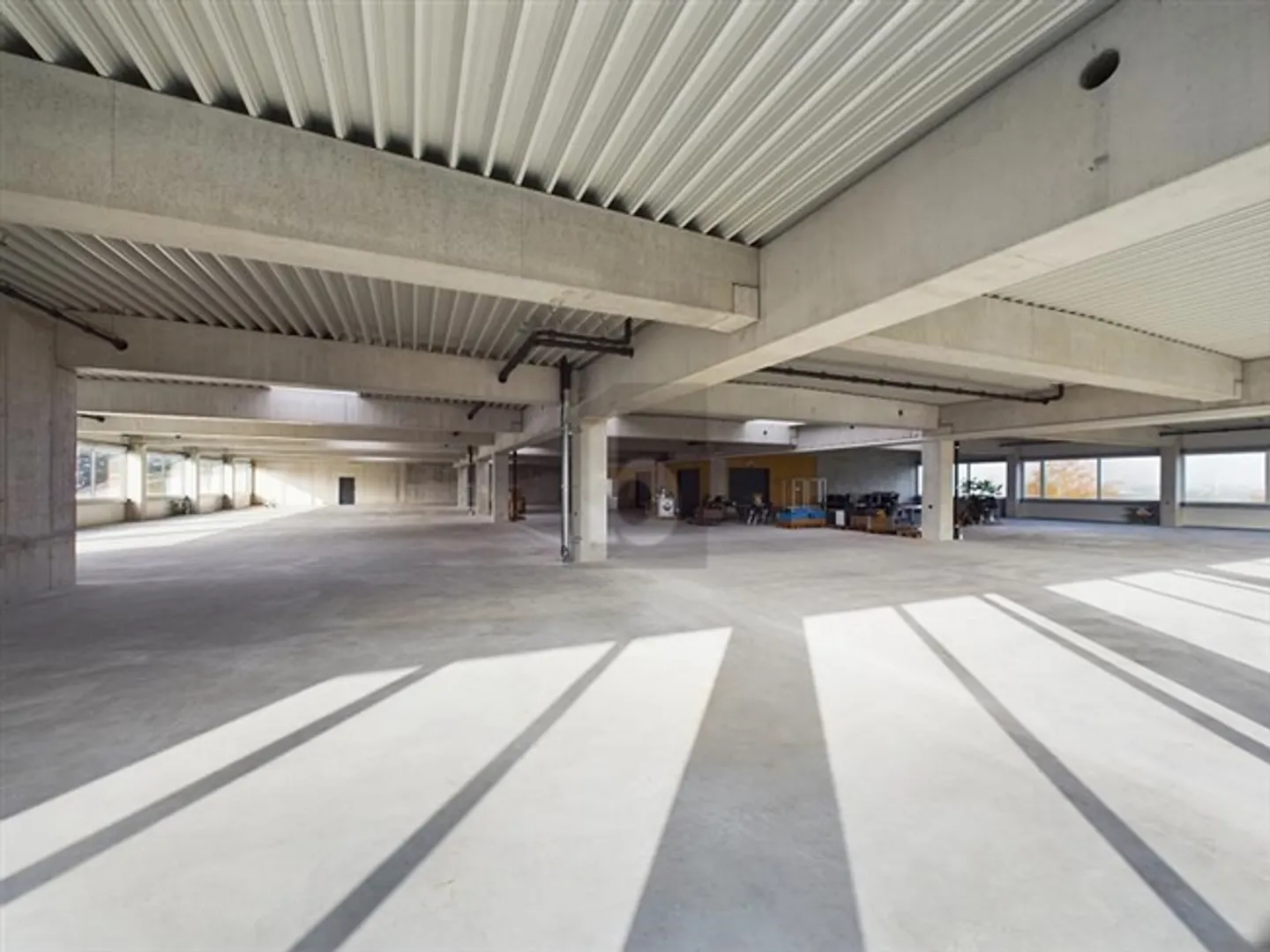 «RIESIGE MONTAGEHALLE, IDEAL FÜR IHRE UNTERNEHMUNG» - Photo 4 of 5