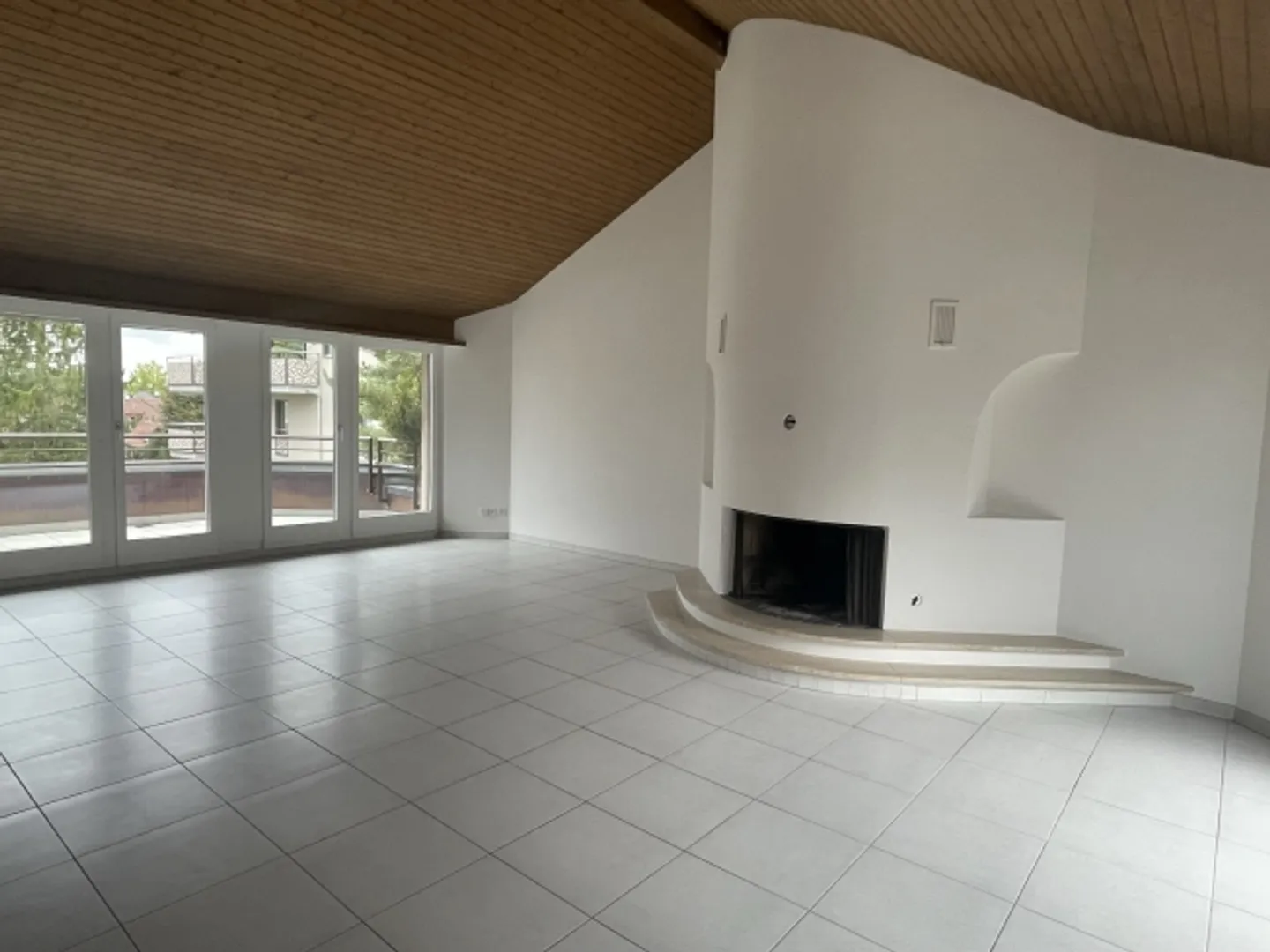 Appartement spacieux de 5,5 pièces avec plusieurs balcons - Photo 2 sur 12