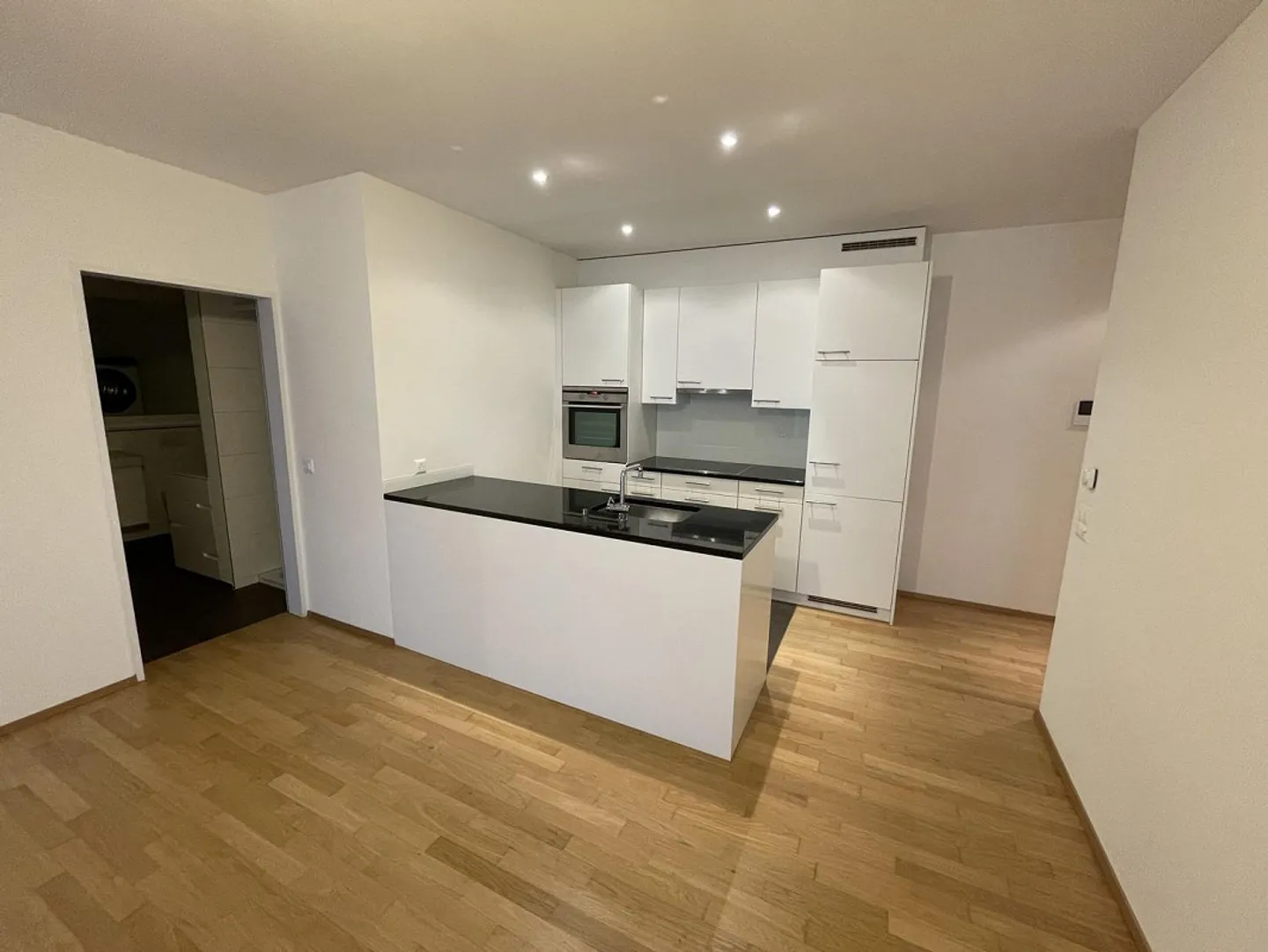 Rental apartment in a central location - Photo 2 of 9