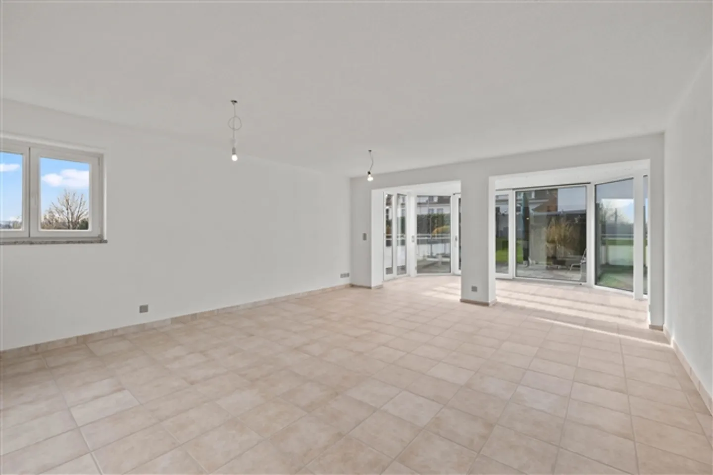 3.5-Room Garden Apartment with Winter Garden in Lostorf for Sale - Photo 3 of 13