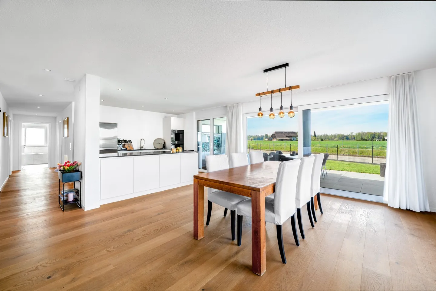 Appartement de rez-de-chaussée de 5,5 pièces avec 300 m2 de jardin privé - Photo 2 sur 19