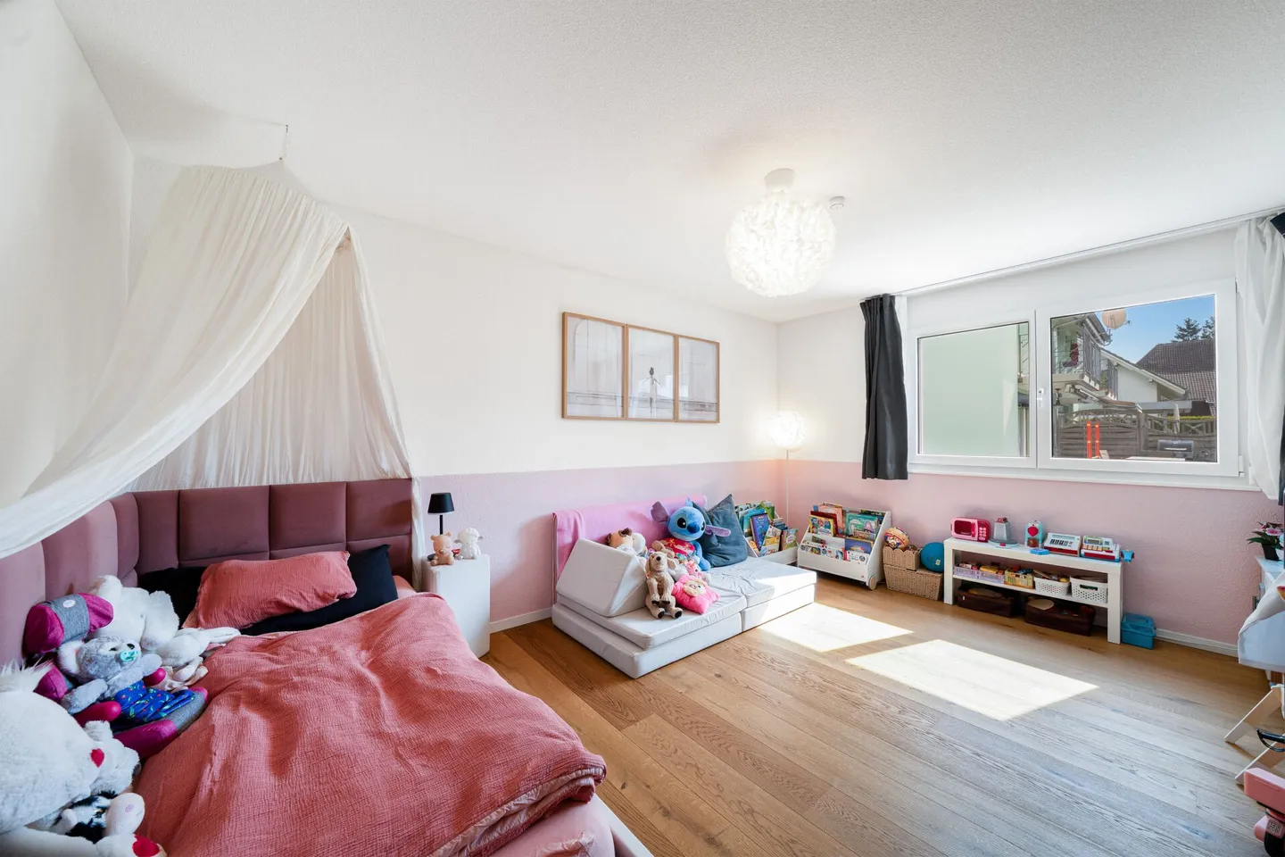 Appartement de rez-de-chaussée de 5,5 pièces avec 300 m2 de jardin privé - Photo 12 sur 19