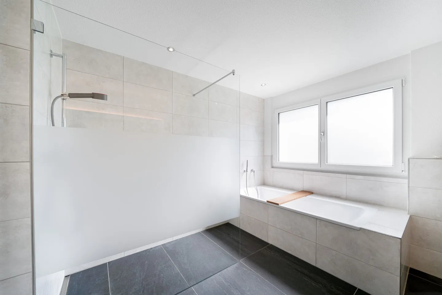Appartement de rez-de-chaussée de 5,5 pièces avec 300 m2 de jardin privé - Photo 16 sur 19