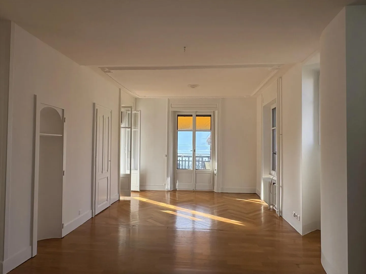 3,5-Zimmer-Wohnung mit Terrasse im Zentrum von Montreux, nur wenige Schritte vom See entfernt - Foto 3 von 10